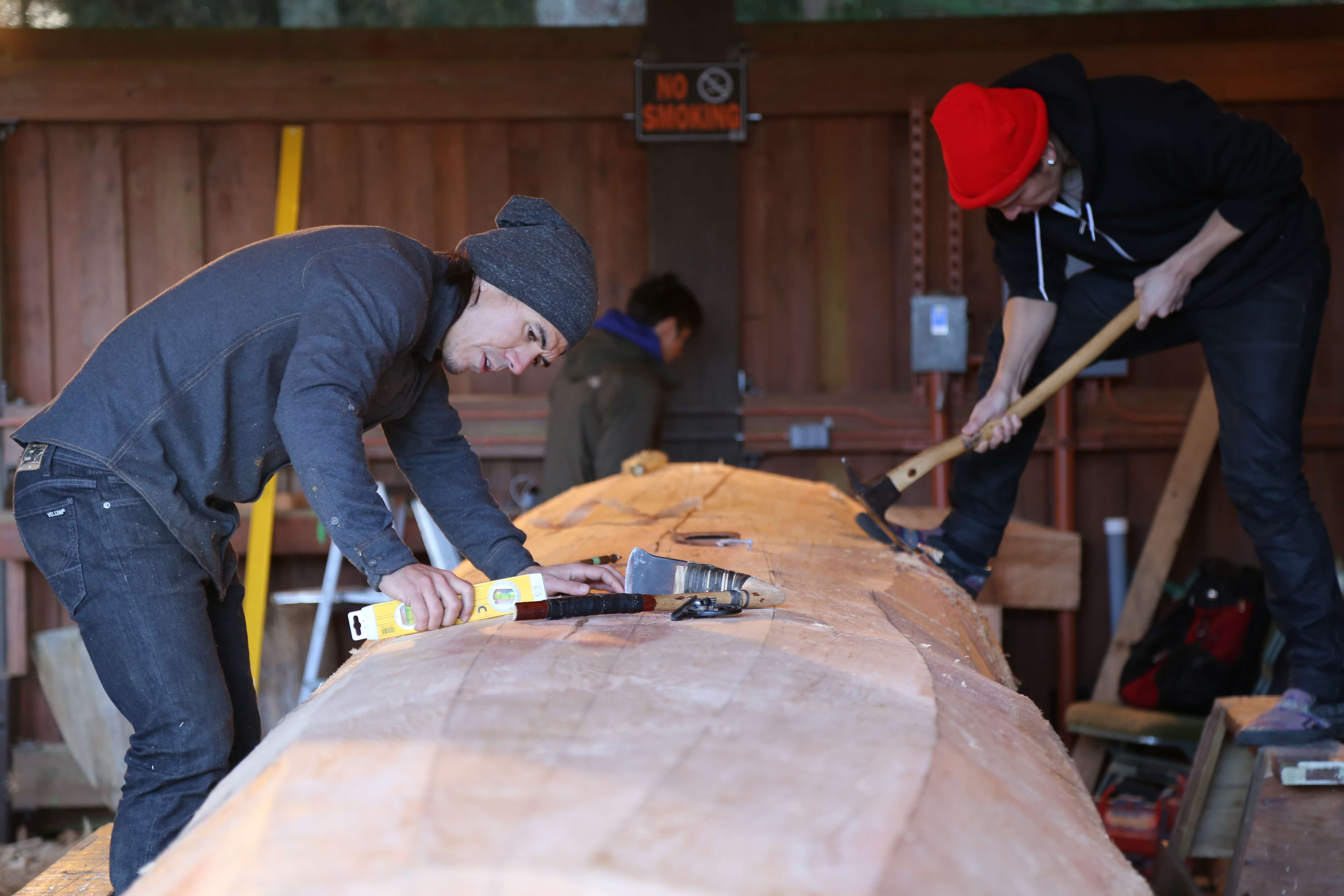 artisans carve traditional canoe at sitka nhp – alaska